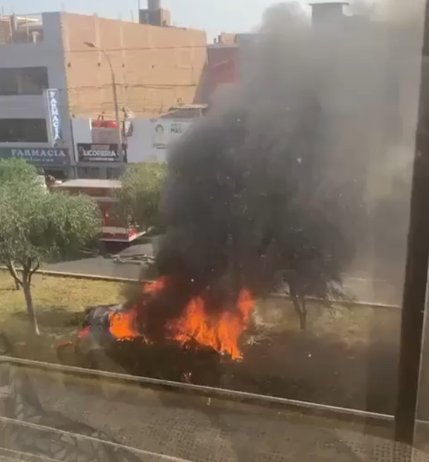 Bellavista: Auto queda en escombros al incendiarse en Ciudad del Pescador