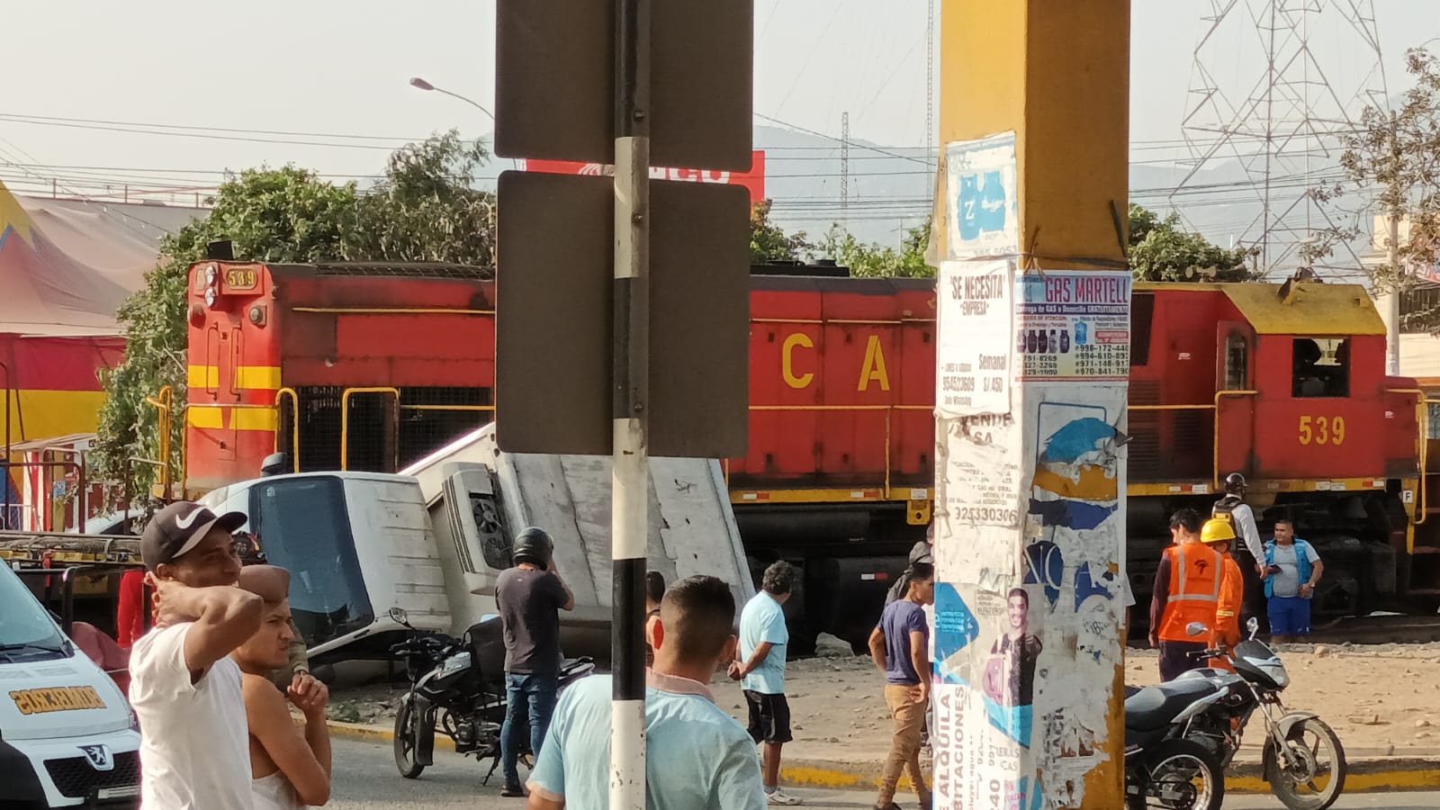 El Agustino: camión choca con ferrocarril luego de invadir sus rieles ante congestión vehicular 
