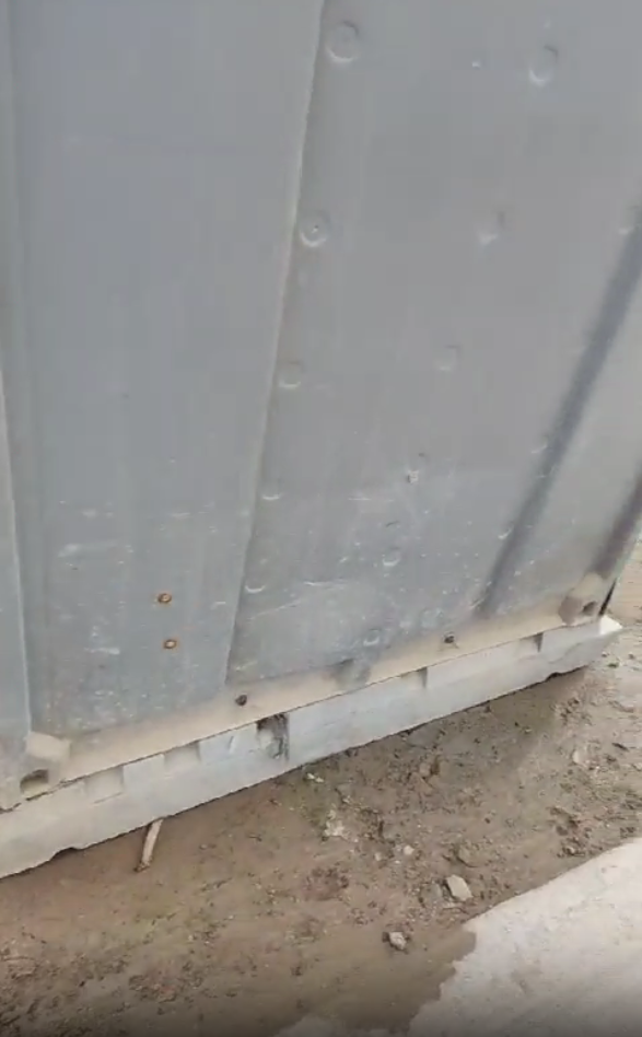 Baño portátil contamina parque