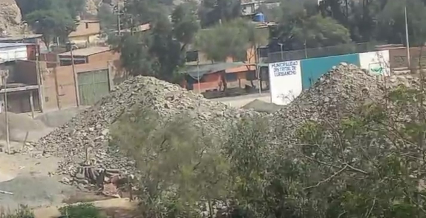 Grandes montículos de tierra se aprecian en el parque