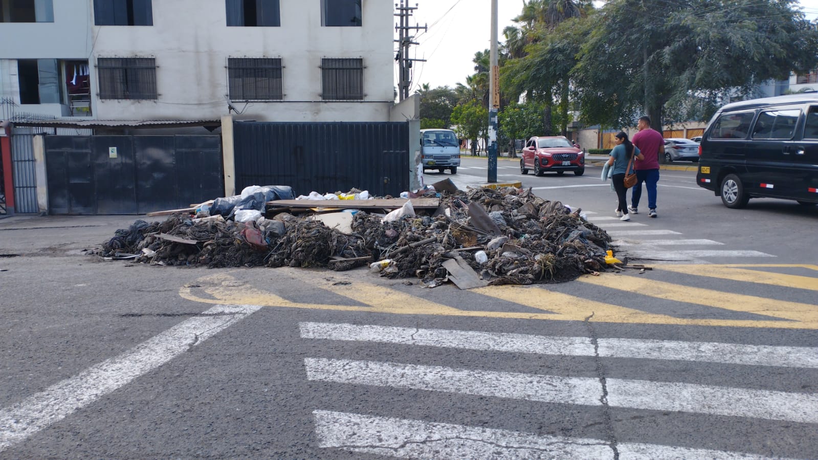 La Molina: reportan desperdicios desde hace dos semana en los exteriores de colegio