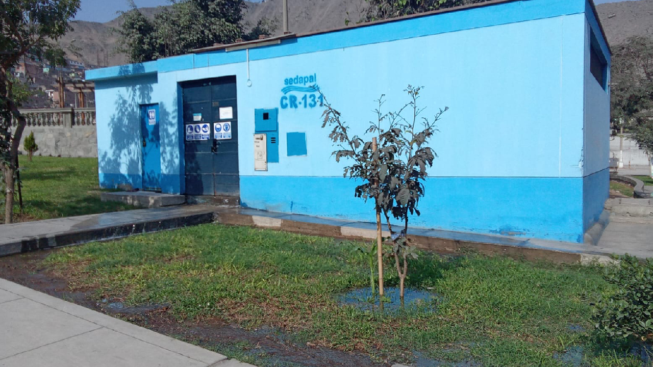 El agua residual salió de la estructura de saneamiento o bombeo de Sedapal 