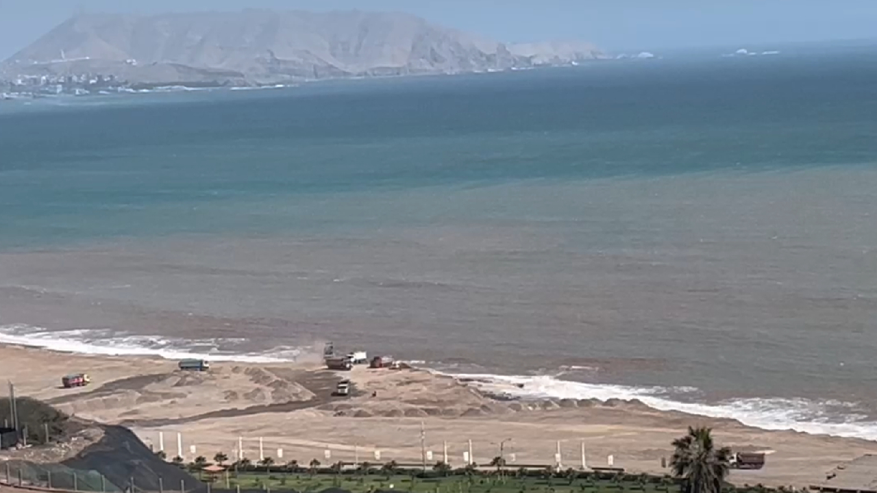 La ciudadana mostró otra parte del mar y se ve que no tiene ese color marrón