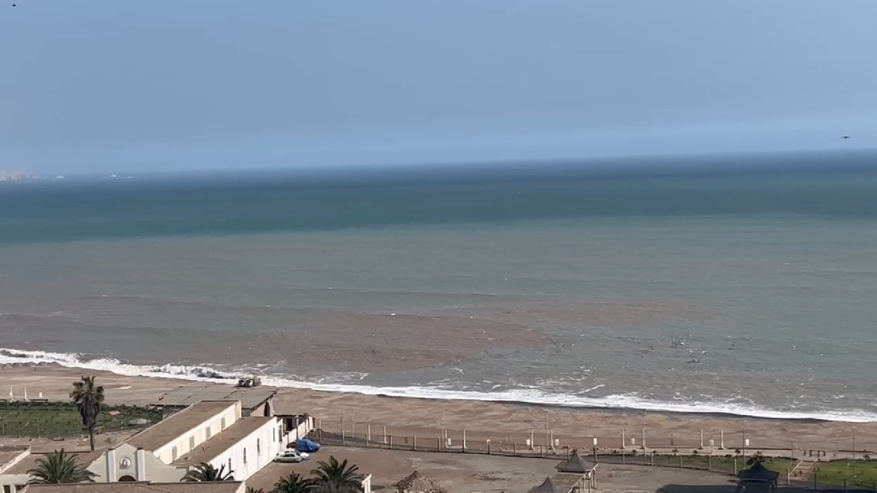 Los vecinos indicaron que estos camiones echan desmonte casi directamente al mar