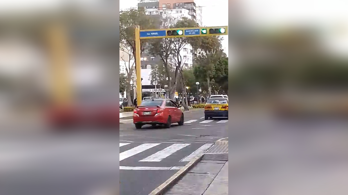 Vehículos de distintos tamaños pasan por esta avenida a todas horas