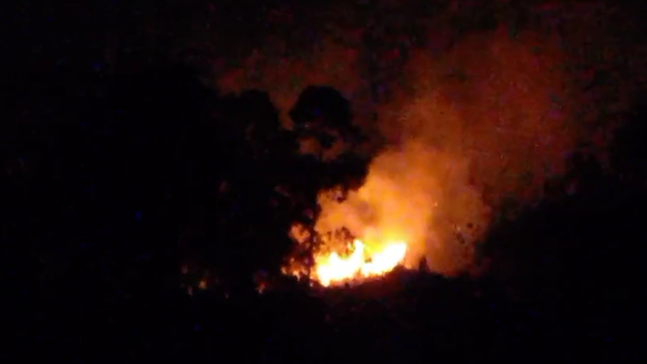 El fuego sigue expandiéndose y se ve claramente desde la casa de la rotafonista