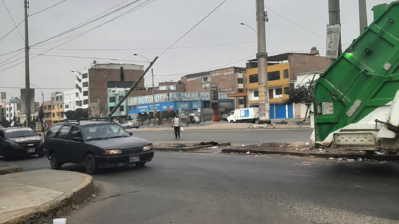 San Martín de Porres: vecinos reportan que un poste está a punto de caer en la avenida Canta Callao