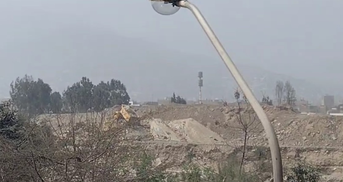 Vecinos captaron el momento cuando camiones dejan desmonte en inmediaciones del Río Chillón. 