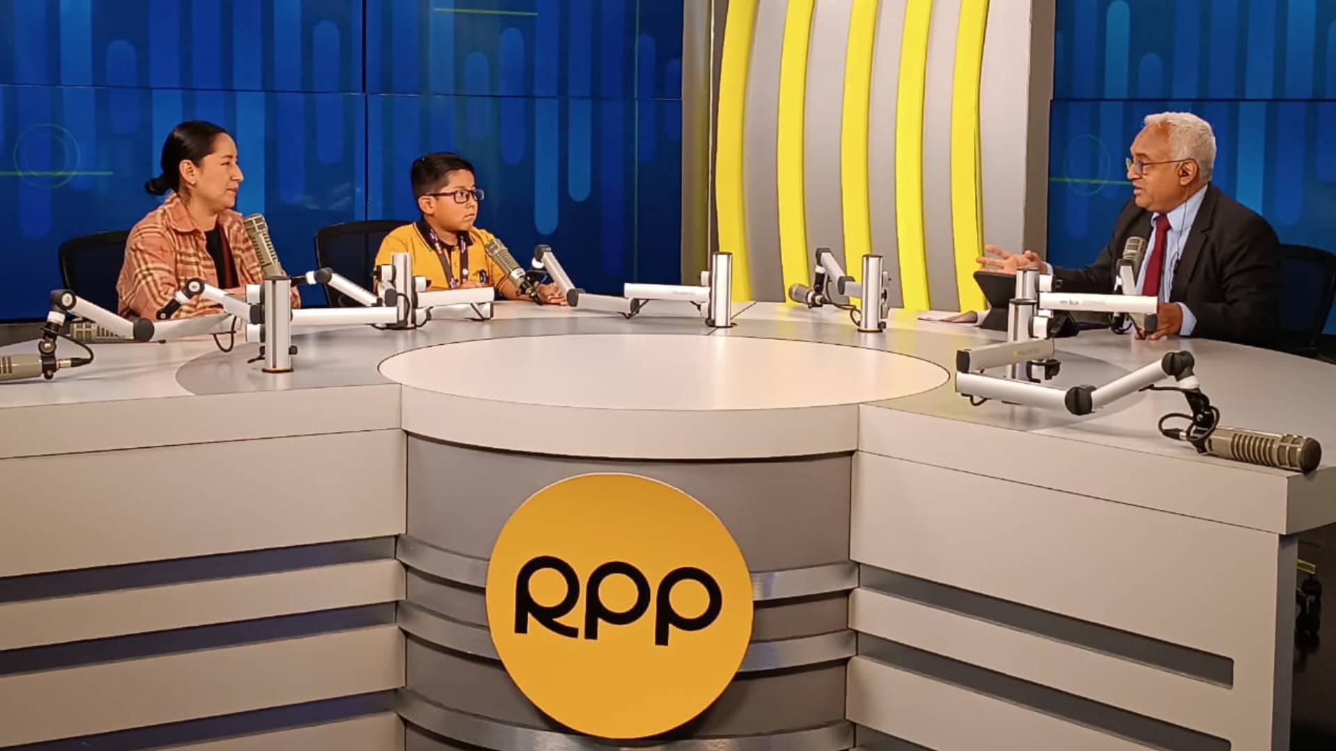 Escolar gana la medalla de oro tras competir en concurso mundial de matemáticas