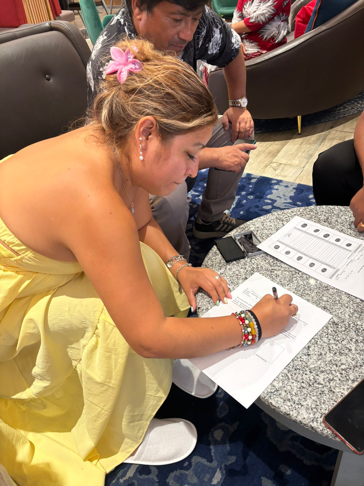 Gestionan salida de peruana varada en Nepal tras pedido de ayuda