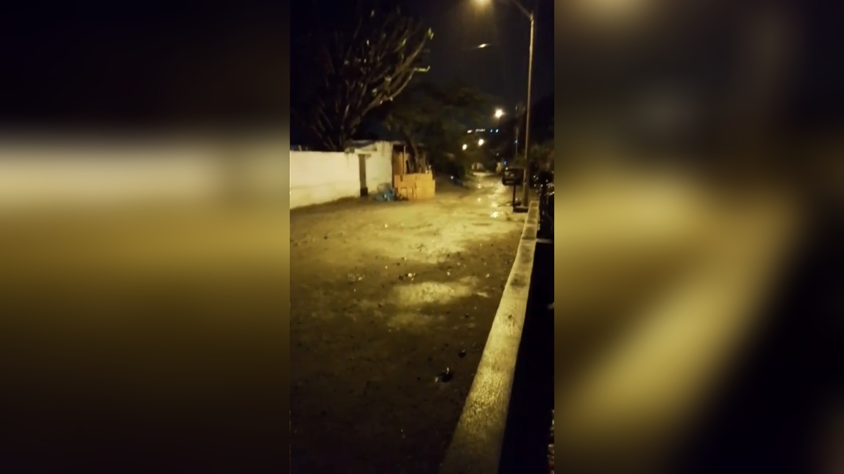 El señor mostró la pista enlodada por la lluvia registrada