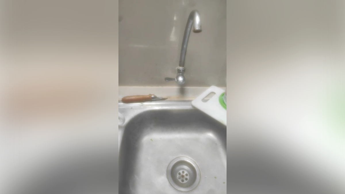 El señor mostró que de sus caños no sale nada de agua