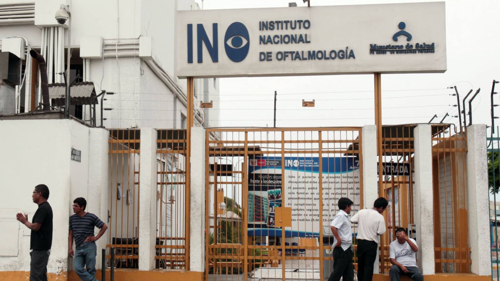 Lima: realizan examen a paciente operado de las córneas tras reclamo de tomógrafo malogrado