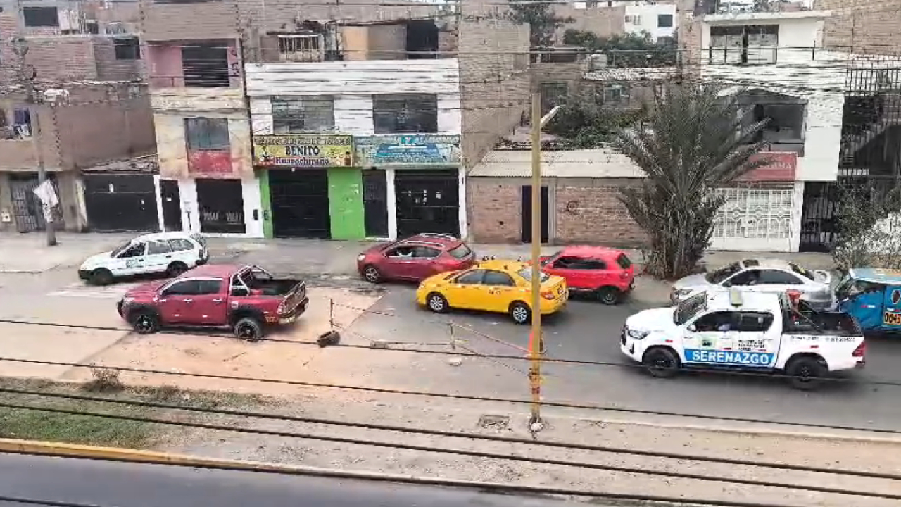 Hay mucha congestión vehicular en este lugar por la pista sin asfaltar